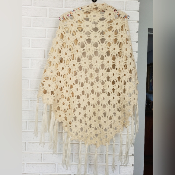 70s crochet cream colored shawl - Picture 4 of 4